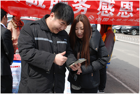 查勘员向客户演示3G智能定损设备