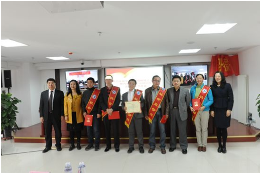 向社会监督员颁发聘书